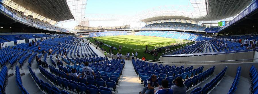 Los aficionados han acudido en masa al estreno del nuevo ANoeta ante el Barcelona