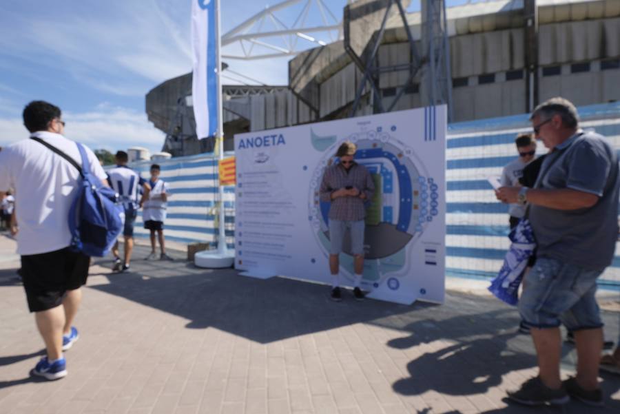 Los aficionados han acudido en masa al estreno del nuevo ANoeta ante el Barcelona