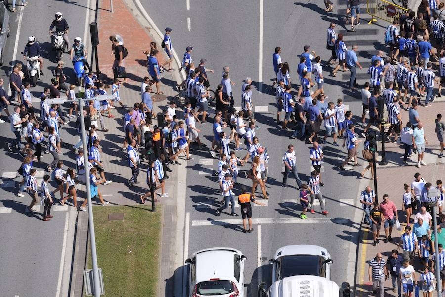 Los aficionados han acudido en masa al estreno del nuevo ANoeta ante el Barcelona