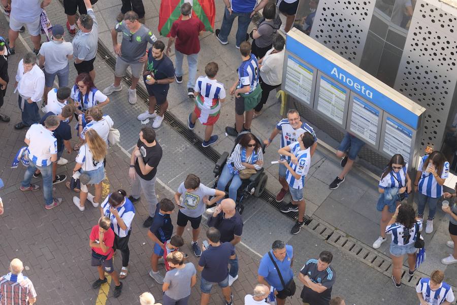 Los aficionados han acudido en masa al estreno del nuevo ANoeta ante el Barcelona