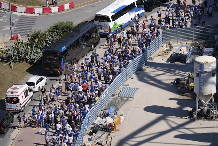 Los aficionados han acudido en masa al estreno del nuevo ANoeta ante el Barcelona
