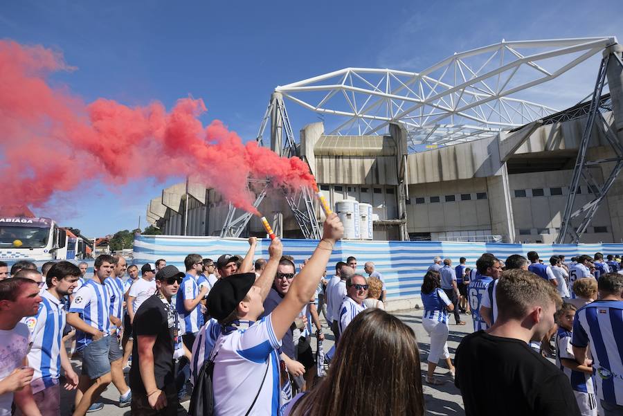 Los aficionados han acudido en masa al estreno del nuevo ANoeta ante el Barcelona