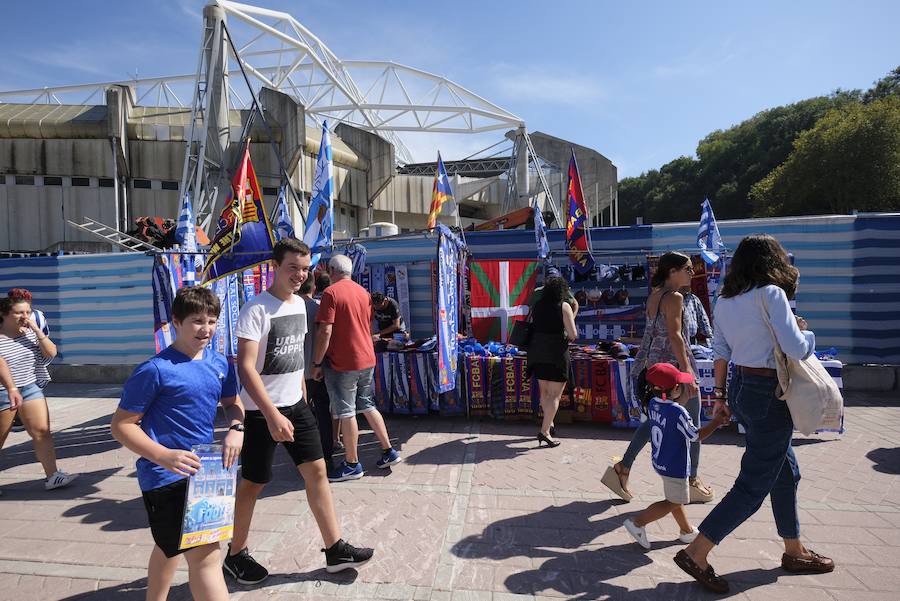 Los aficionados han acudido en masa al estreno del nuevo ANoeta ante el Barcelona