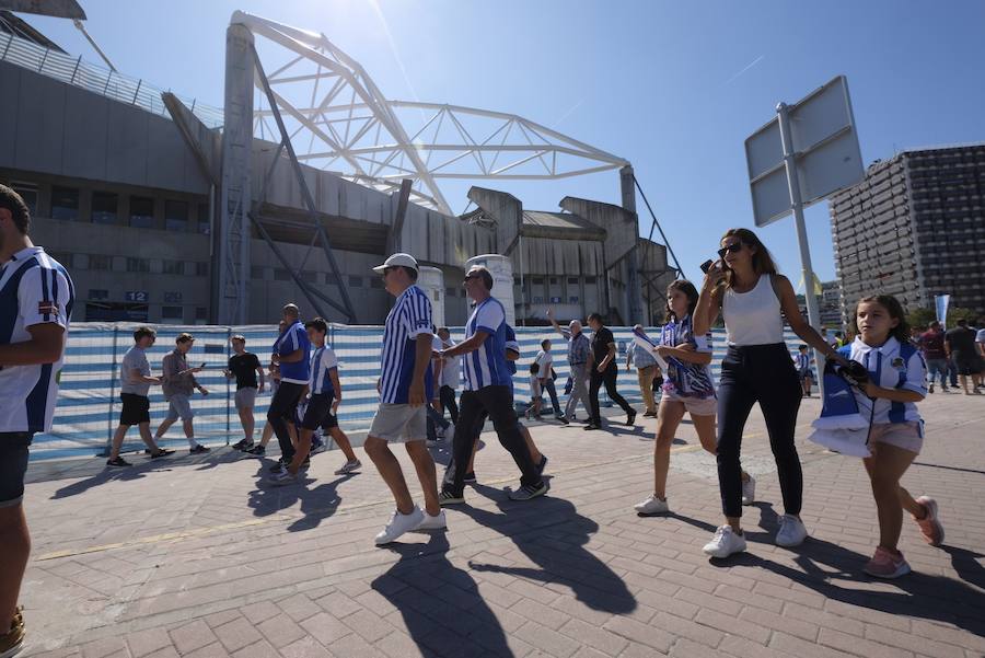 Los aficionados han acudido en masa al estreno del nuevo ANoeta ante el Barcelona
