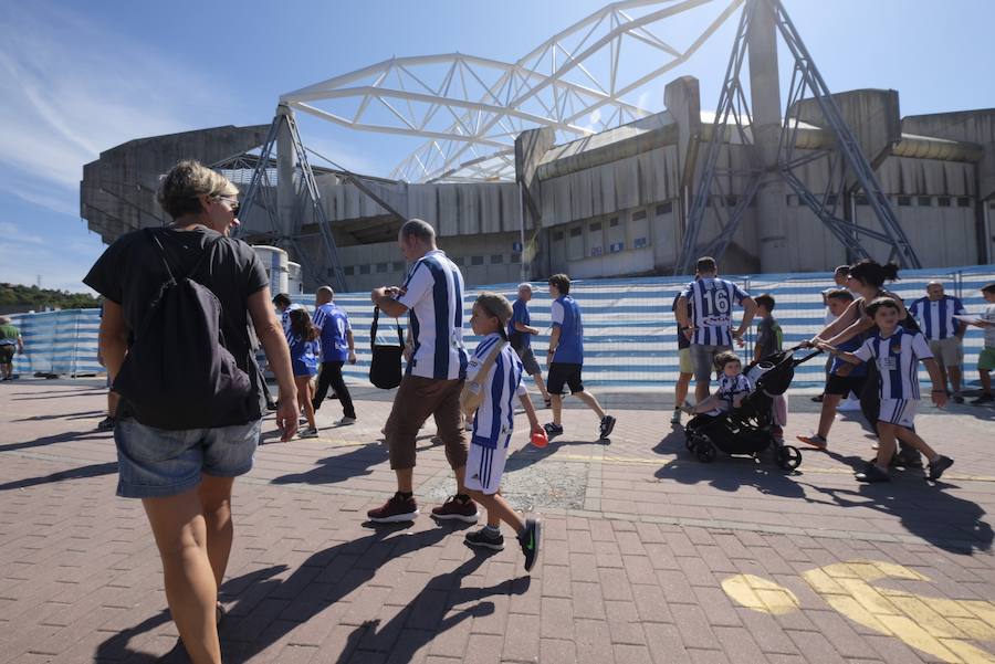 Los aficionados han acudido en masa al estreno del nuevo ANoeta ante el Barcelona