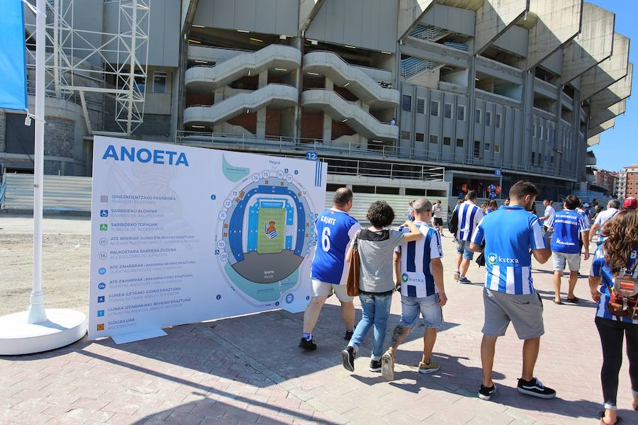 Los aficionados han acudido en masa al estreno del nuevo ANoeta ante el Barcelona