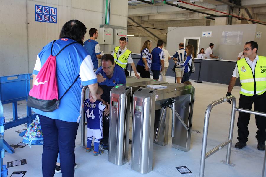 Los aficionados han acudido en masa al estreno del nuevo ANoeta ante el Barcelona