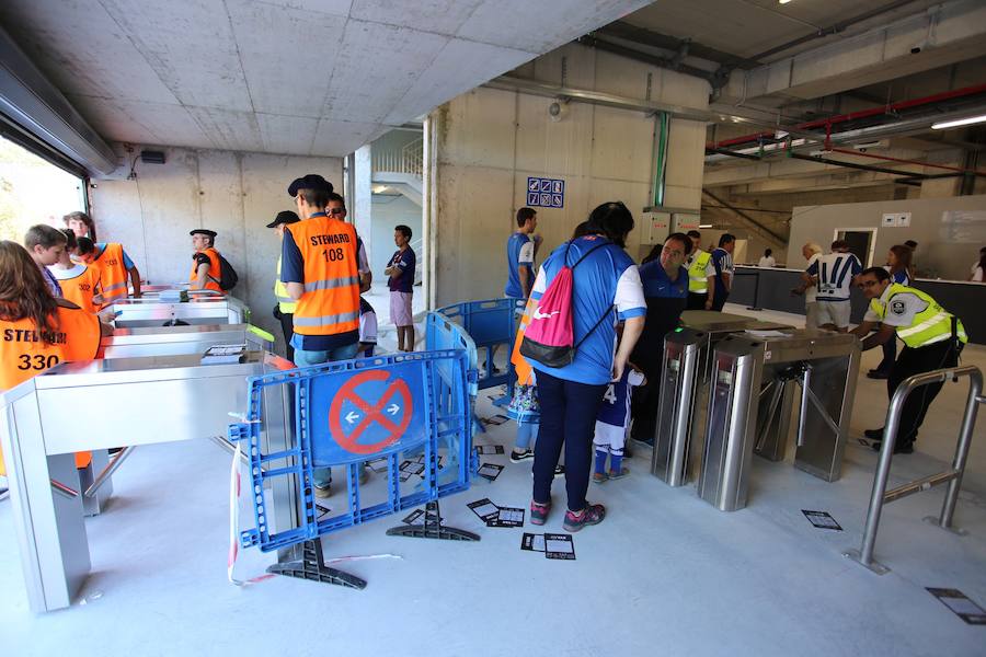 Los aficionados han acudido en masa al estreno del nuevo ANoeta ante el Barcelona