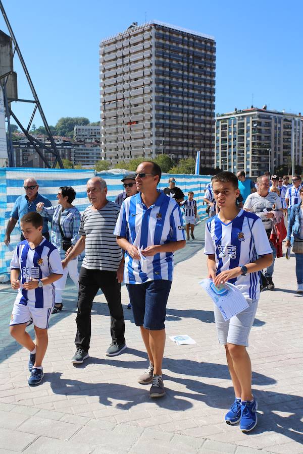 Los aficionados han acudido en masa al estreno del nuevo ANoeta ante el Barcelona
