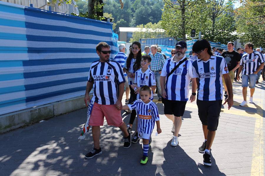Los aficionados han acudido en masa al estreno del nuevo ANoeta ante el Barcelona