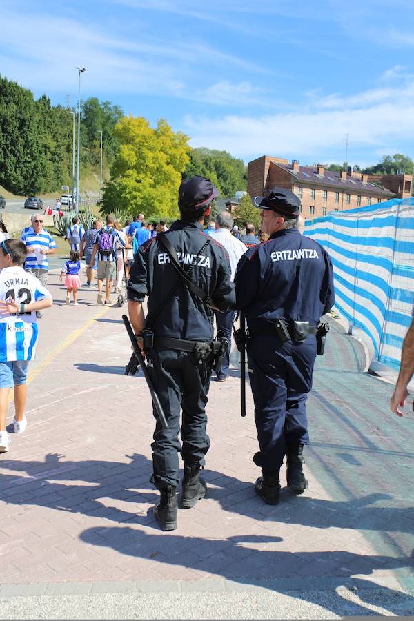 Los aficionados han acudido en masa al estreno del nuevo ANoeta ante el Barcelona