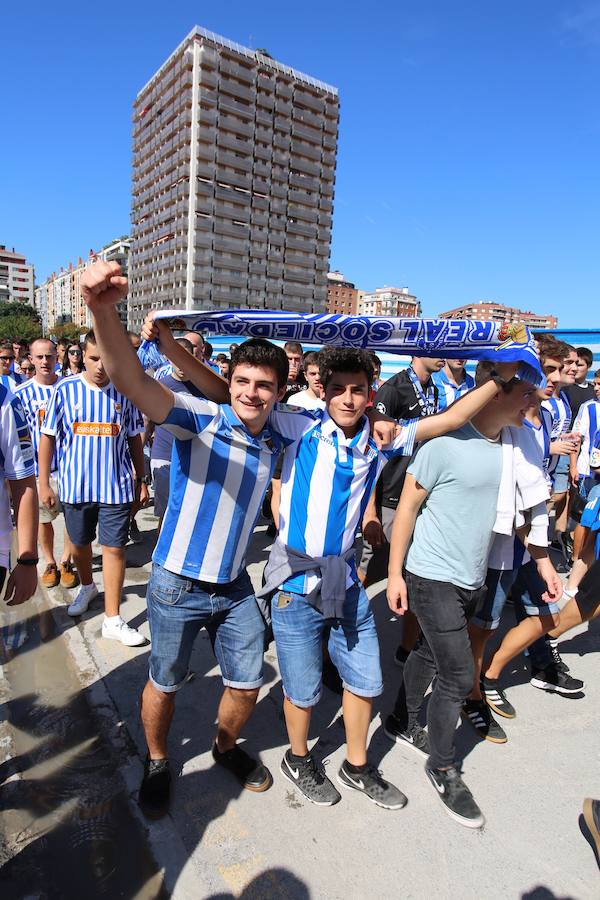 Los aficionados han acudido en masa al estreno del nuevo ANoeta ante el Barcelona