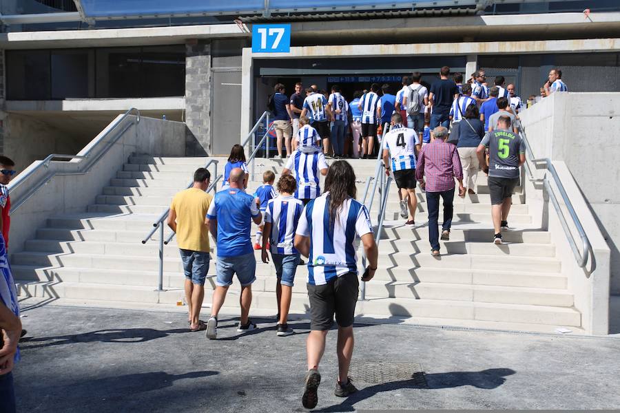Los aficionados han acudido en masa al estreno del nuevo ANoeta ante el Barcelona