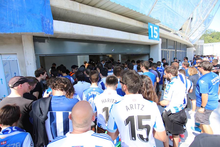 Los aficionados han acudido en masa al estreno del nuevo ANoeta ante el Barcelona