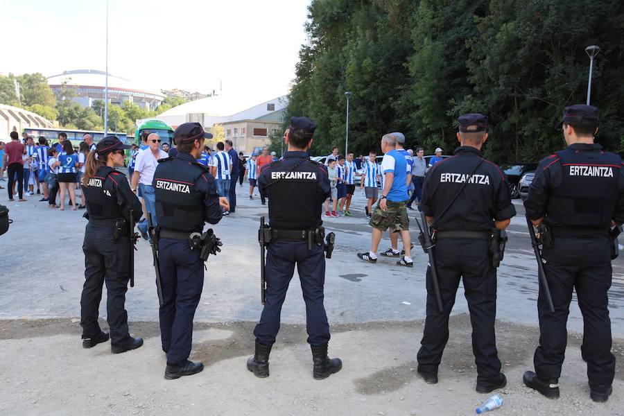 Los aficionados han acudido en masa al estreno del nuevo ANoeta ante el Barcelona