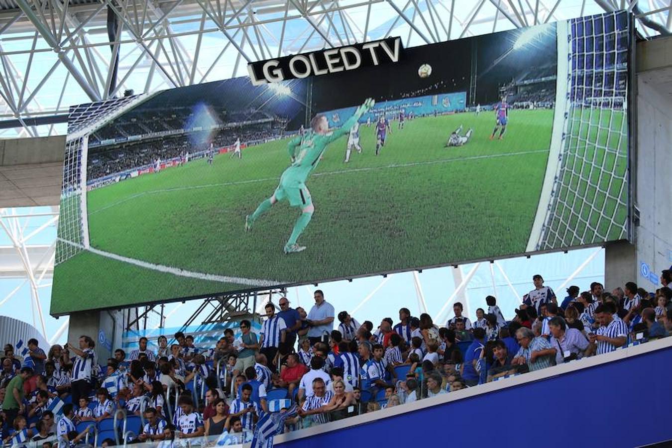 El equipo txuri-urdin ha estrenado el nuevo Anoeta frente a los blaugranas