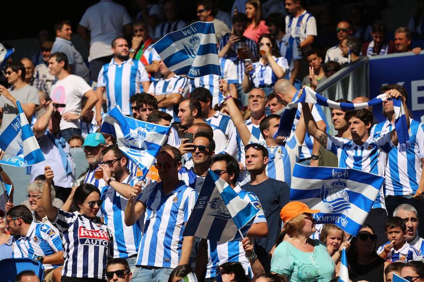 El equipo txuri-urdin ha estrenado el nuevo Anoeta frente a los blaugranas