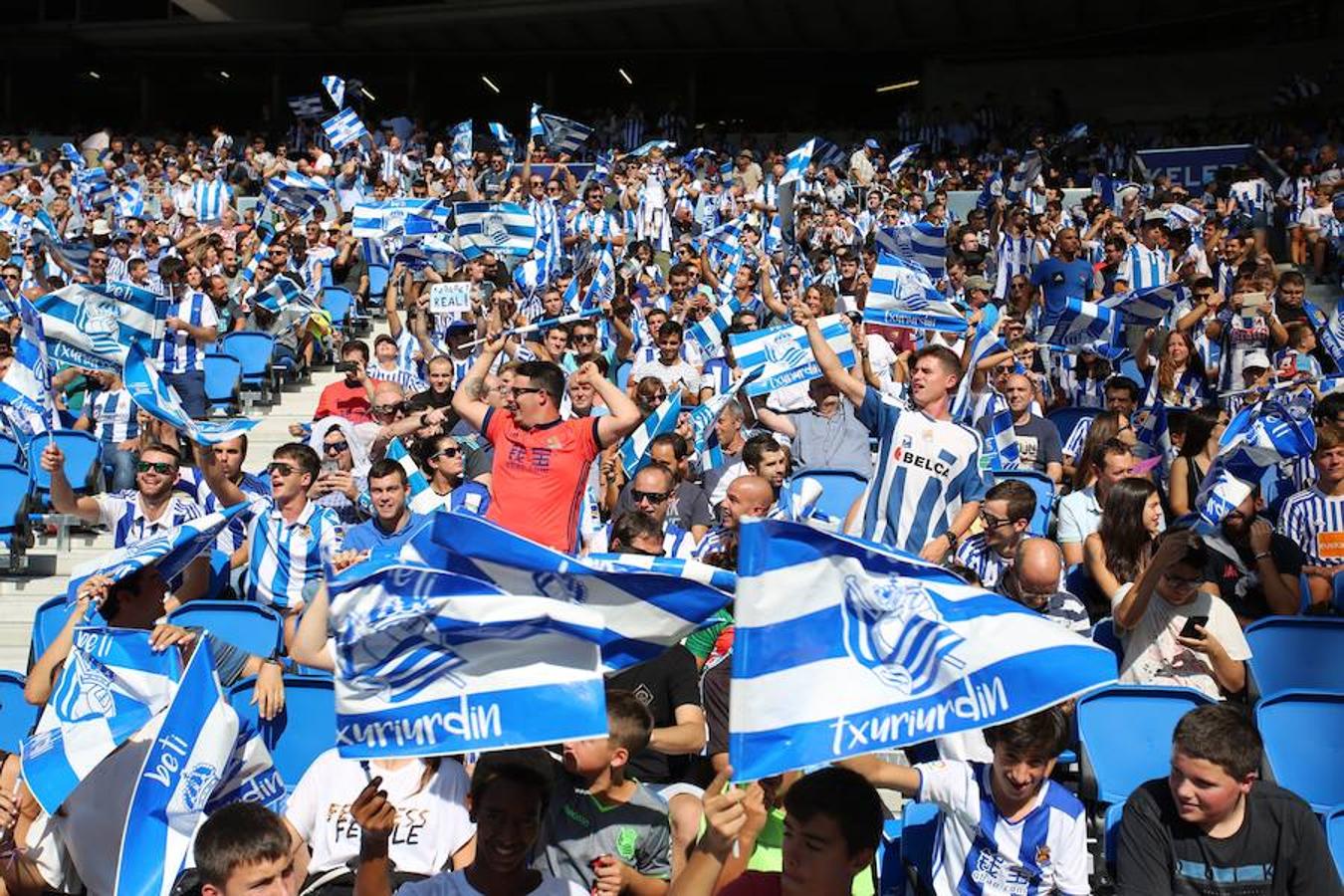 El equipo txuri-urdin ha estrenado el nuevo Anoeta frente a los blaugranas