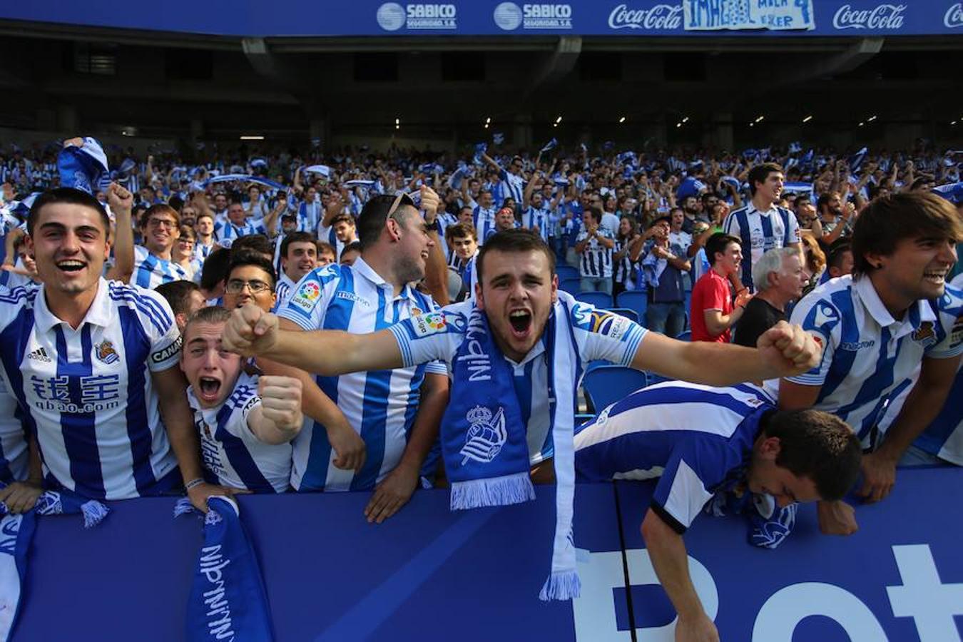 El equipo txuri-urdin ha estrenado el nuevo Anoeta frente a los blaugranas