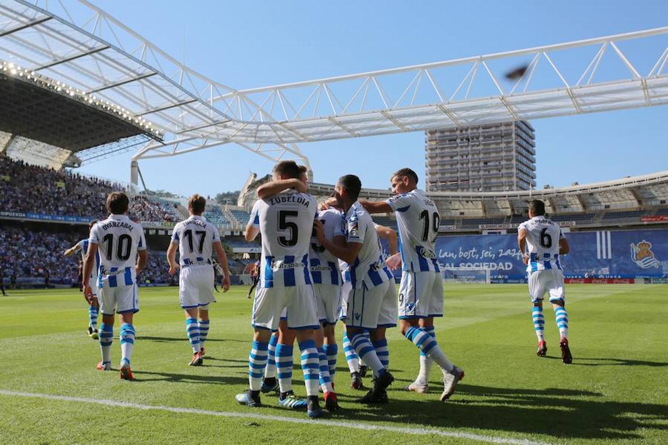 El equipo txuri-urdin ha estrenado el nuevo Anoeta frente a los blaugranas