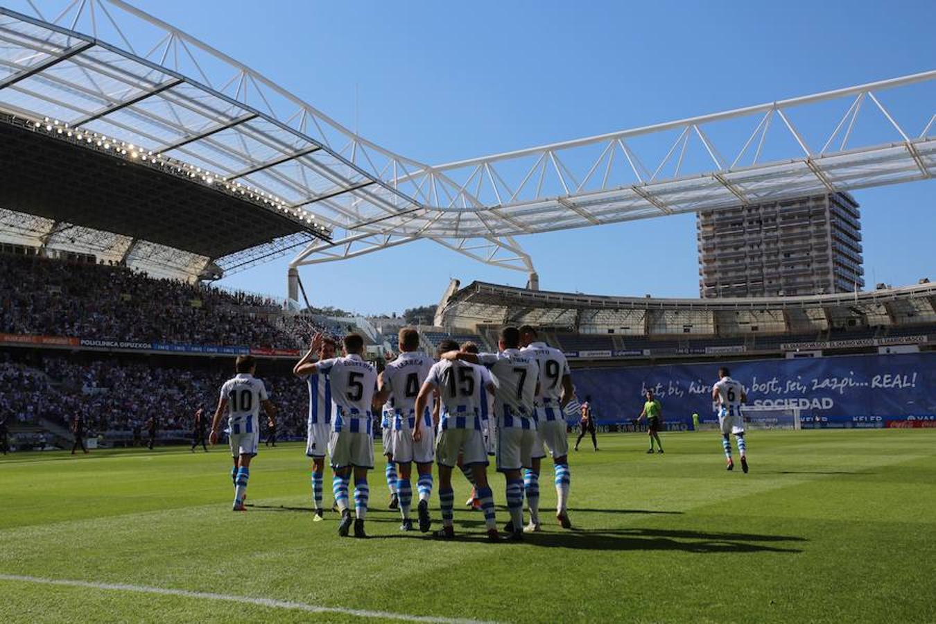 El equipo txuri-urdin ha estrenado el nuevo Anoeta frente a los blaugranas