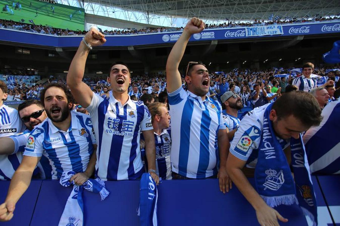 El equipo txuri-urdin ha estrenado el nuevo Anoeta frente a los blaugranas