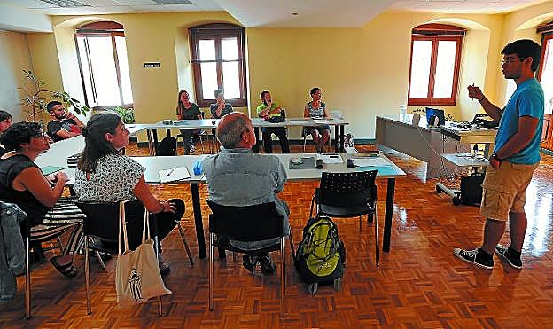 Formakuntza. Markeskua jauregia UEUko egoitza da 2000. urtetik eta bertan hainbat gela ditu ikastaroak jorratzeko.
