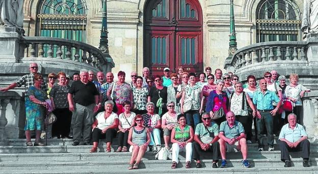 Los jubilados se sacaron la foto de grupo en Bilbao. 