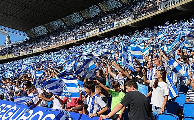 Ambientazo en las gradas de Anoeta