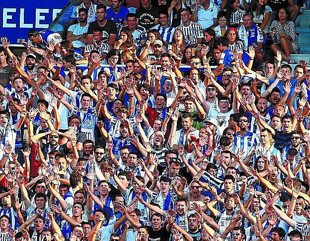 La grada Aitor Zabaleta puso color y calor al partido durante los 90 minutos.