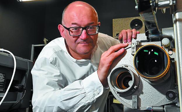 El director del Festival, José Luis Rebordinos, con el proyector de película en 35 mm que se conserva en la Escuela de Cine Elías Querejeta, en sus instalaciones en Tabakalera.