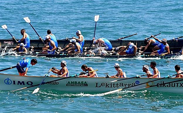 Lekittarra y Astillero durante la regata de Zarautz.