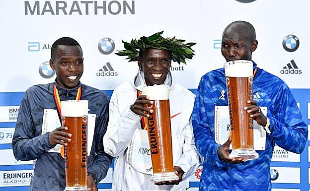 Kipchoge, en el centro de la imagen, en el podio. 