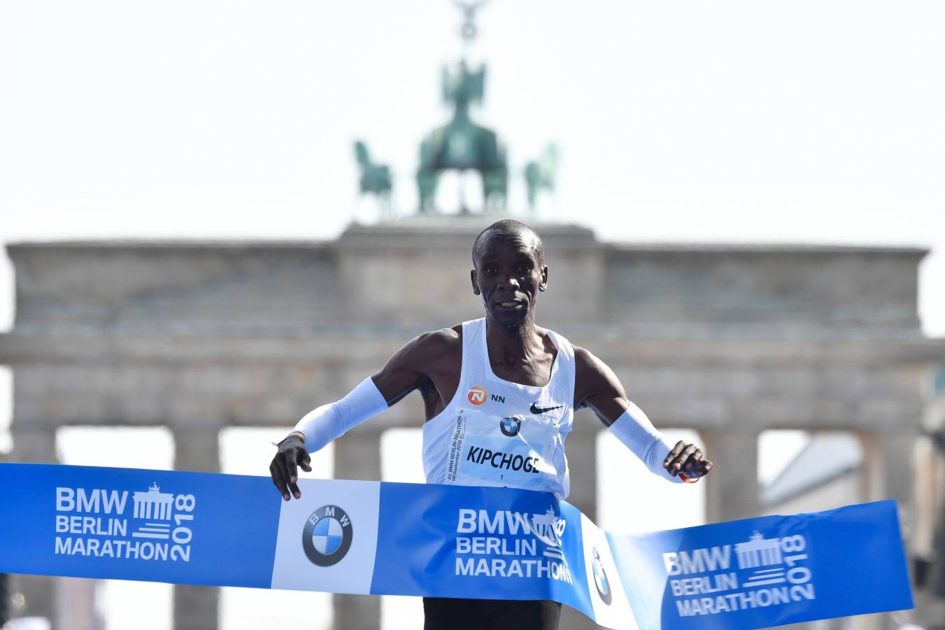 El atleta keniano logró en la capital alemana el récord del mundo de maratón con un impresionante crono de 2h01:39. 