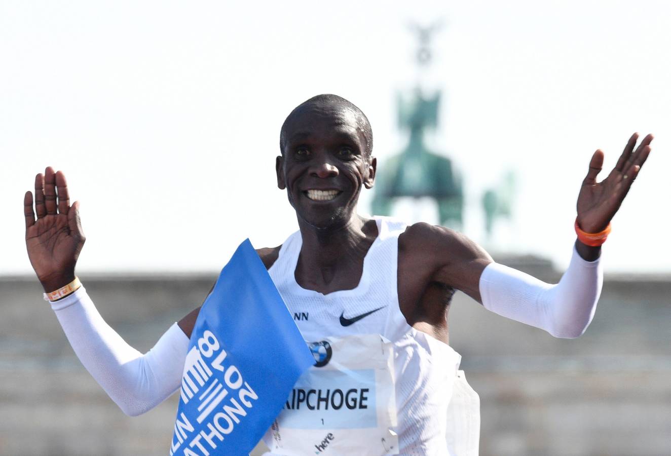 El atleta keniano logró en la capital alemana el récord del mundo de maratón con un impresionante crono de 2h01:39. 