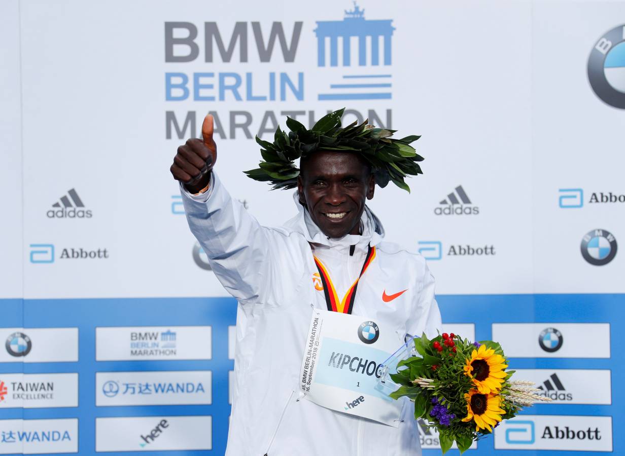 El atleta keniano logró en la capital alemana el récord del mundo de maratón con un impresionante crono de 2h01:39. 