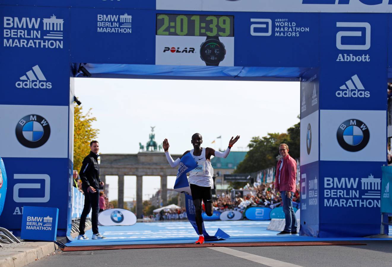 El atleta keniano logró en la capital alemana el récord del mundo de maratón con un impresionante crono de 2h01:39. 