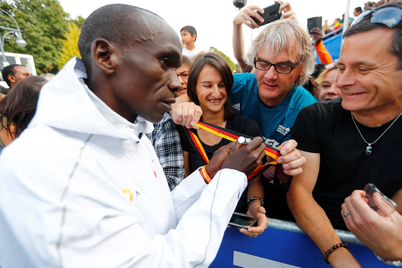 El atleta keniano logró en la capital alemana el récord del mundo de maratón con un impresionante crono de 2h01:39. 