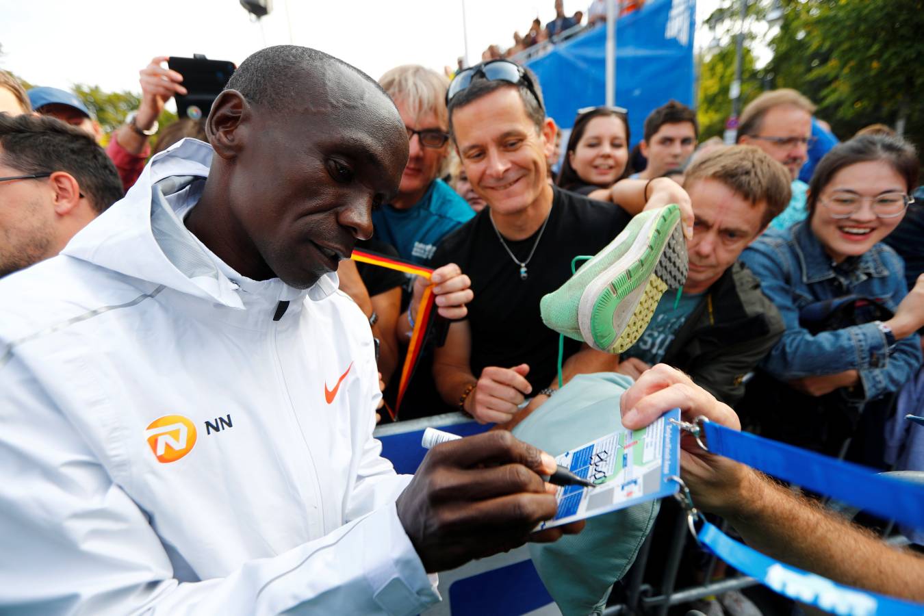 El atleta keniano logró en la capital alemana el récord del mundo de maratón con un impresionante crono de 2h01:39. 