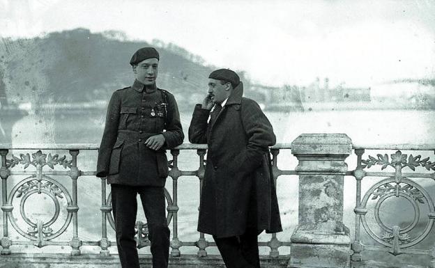 Dos hombres en la barandilla. Al fondo, el San Sebastián de 1918. 