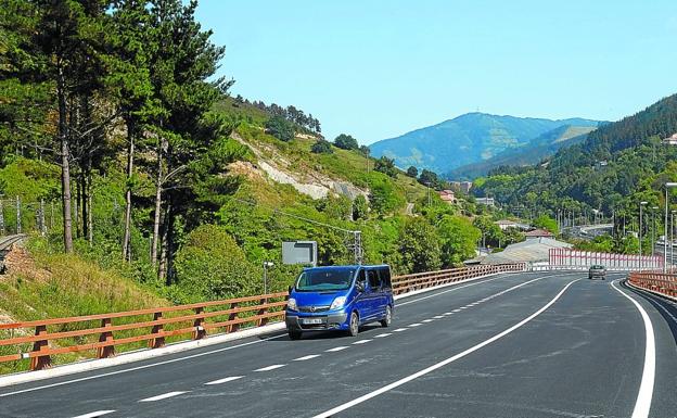 La carretera de enlace desde la rotonda de San Lorenzo al peaje de la autopista AP-8, en Ureta (Ermua), se abrió ayer uniendo las variantes de ambos municipios. 