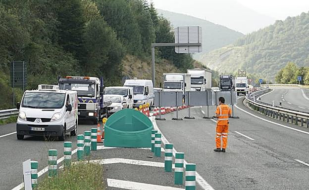 La A-15, sentido Donostia, permanece cortada. 