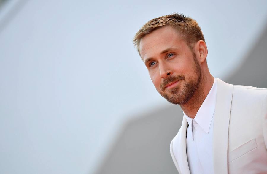 El Festival confirma una larguísima lista de estrellas que vestirán de glamour el certamen del 21 al 29 de septiembre. Ryan Gosling, Robert Pattinson, Dani DeVito, Laetitia Casta, Juliette Binoche, Lily-Rose Depp, Blanca Suárez, Antonio de la Torre, Bárbara Lennie, José Coronado y Najwa Nimri pondrán brillo, entre otros, a la alfombra roja