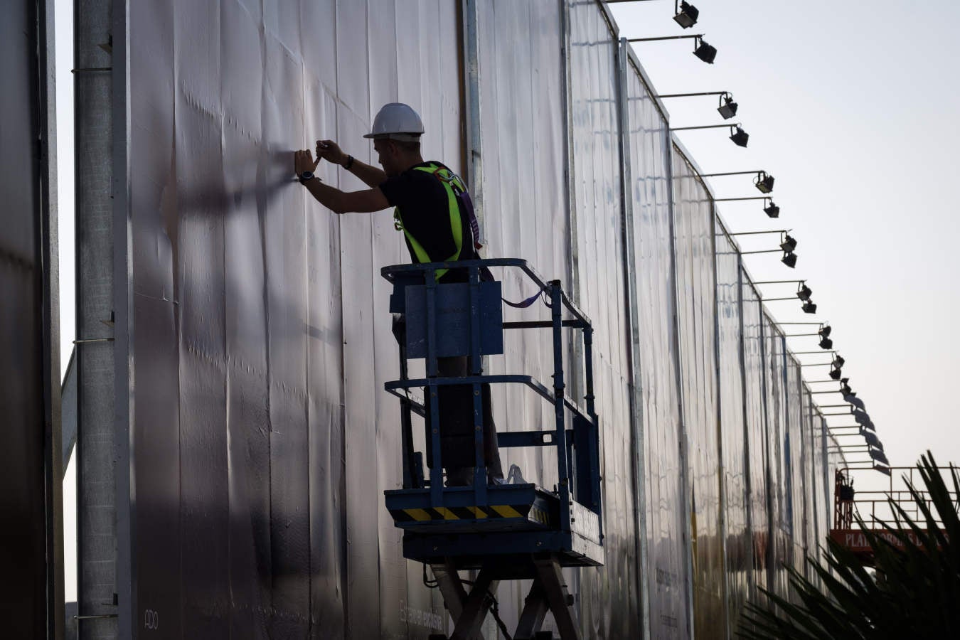 El Festival comienza el sábado pero el desfile de estrellas comienza este viernes. A lo largo de la jornada irán llegando a Donostia los componentes de los jurados, con el director Alexander Payne, presidente del 'tribunal' que juzgará la Sección Oficial, a la cabeza. También se espera en San Sebastián al equipo de la película argentina 'El amor menos pensado', cinta inaugural. Su director, Juan Vera, y sus protagonistas, Ricardo Darín y Mercedes Durán, dormirán ya esta noche en el hotel María Cristina.
