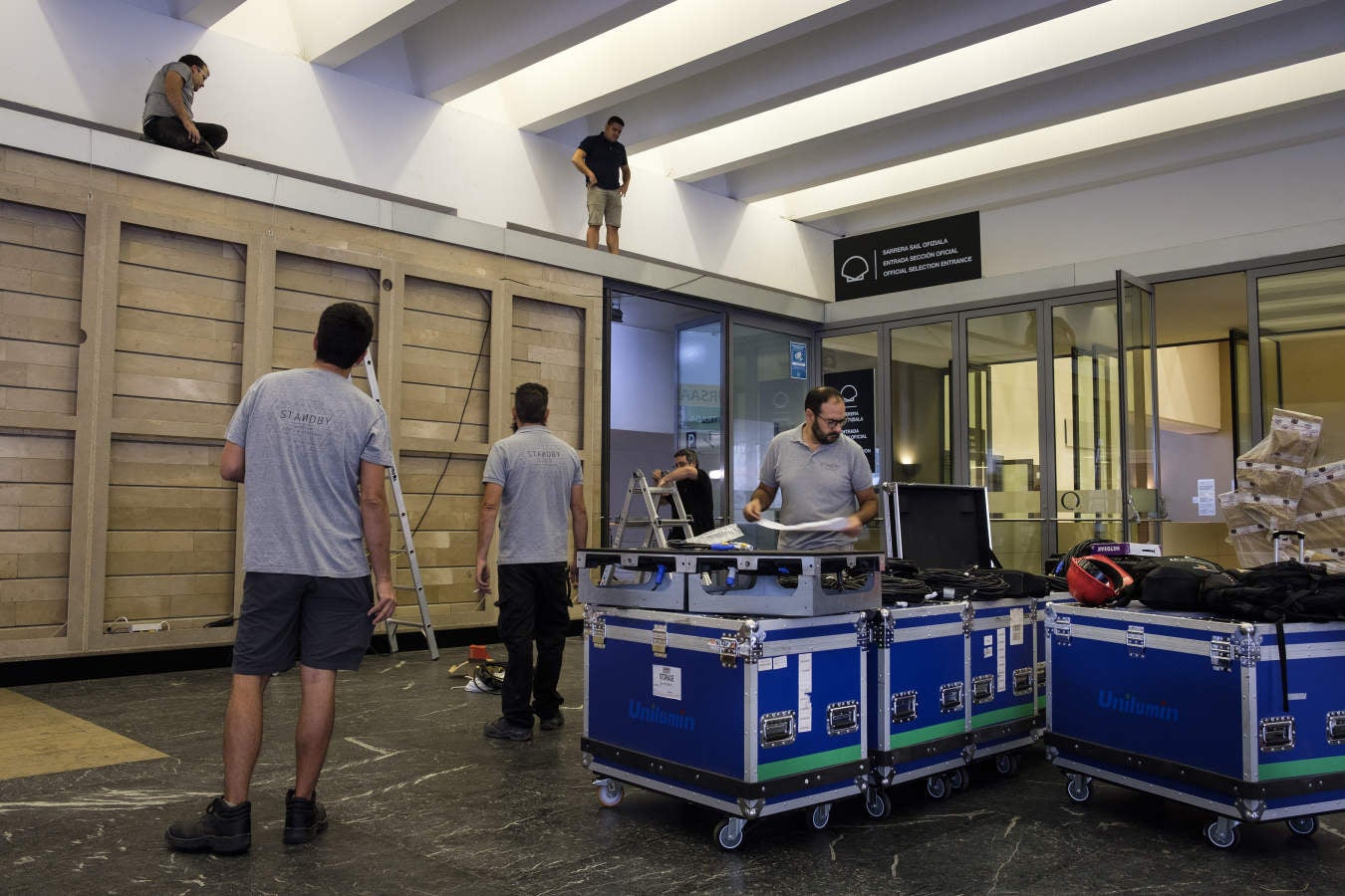 El Festival comienza el sábado pero el desfile de estrellas comienza este viernes. A lo largo de la jornada irán llegando a Donostia los componentes de los jurados, con el director Alexander Payne, presidente del 'tribunal' que juzgará la Sección Oficial, a la cabeza. También se espera en San Sebastián al equipo de la película argentina 'El amor menos pensado', cinta inaugural. Su director, Juan Vera, y sus protagonistas, Ricardo Darín y Mercedes Durán, dormirán ya esta noche en el hotel María Cristina.