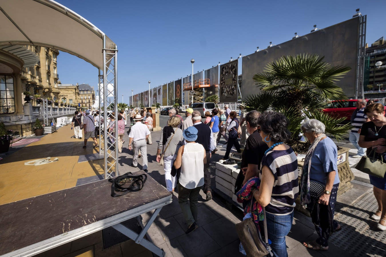 El Festival comienza el sábado pero el desfile de estrellas comienza este viernes. A lo largo de la jornada irán llegando a Donostia los componentes de los jurados, con el director Alexander Payne, presidente del 'tribunal' que juzgará la Sección Oficial, a la cabeza. También se espera en San Sebastián al equipo de la película argentina 'El amor menos pensado', cinta inaugural. Su director, Juan Vera, y sus protagonistas, Ricardo Darín y Mercedes Durán, dormirán ya esta noche en el hotel María Cristina.