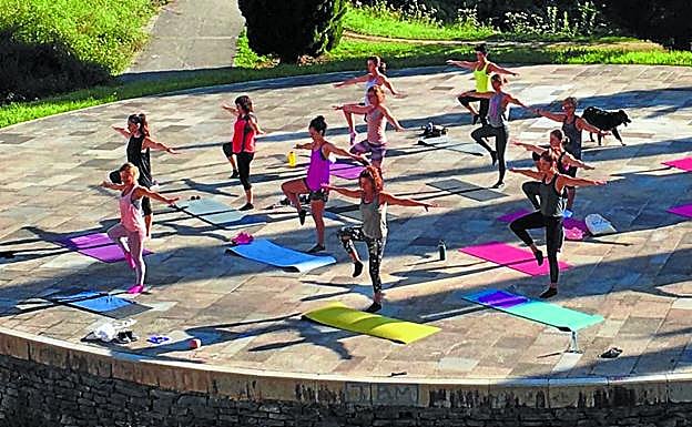 Un momento de una de las clases organizadas en la zona del anfiteatro de Miramon.