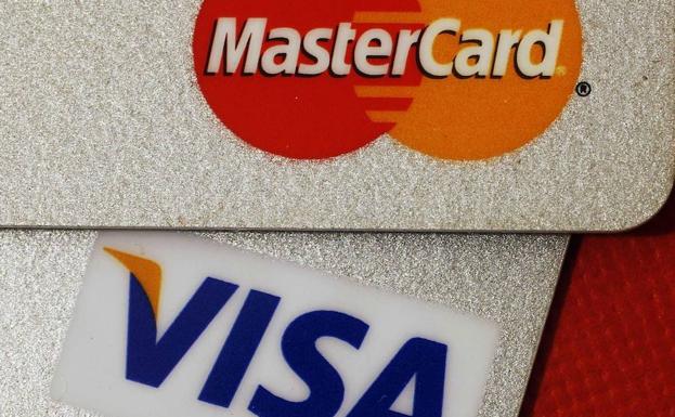 Tarjetas de VISA (abajo) y MasterCard. 