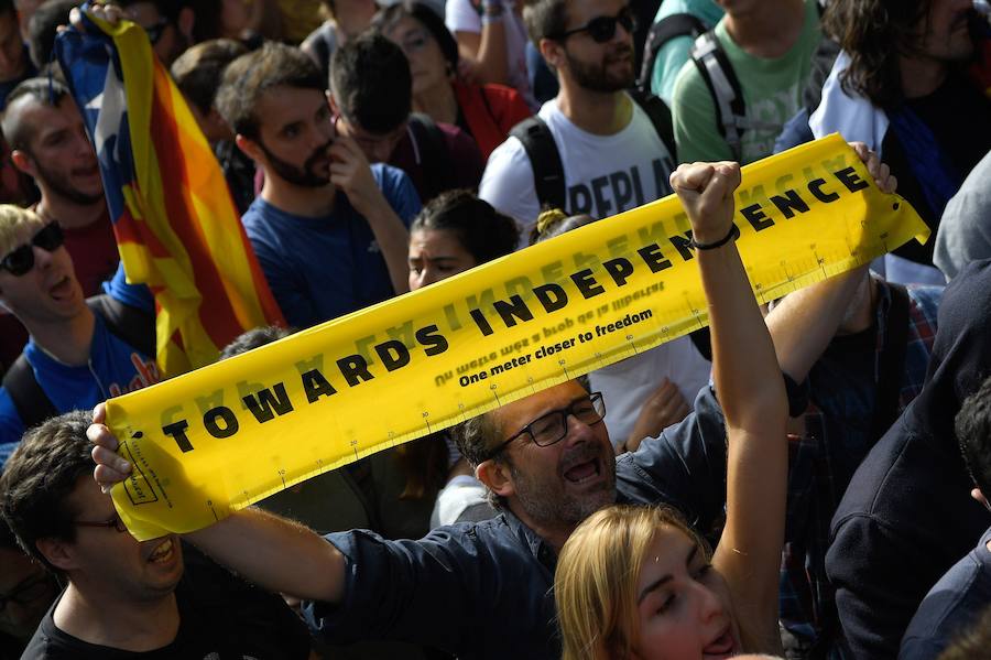 Hace un año, los presidentes de la ANC y Ómnium, hoy en prisión, llamaron el 20 de setiembre del año pasado a la ciudadanía a movilizarse frente a la Consejería de Economía por los registros que alli estaban realizando efectivos de la Guardia Civil. Allí se congregaron 40.000 personas en lo que se definió como un asedio.