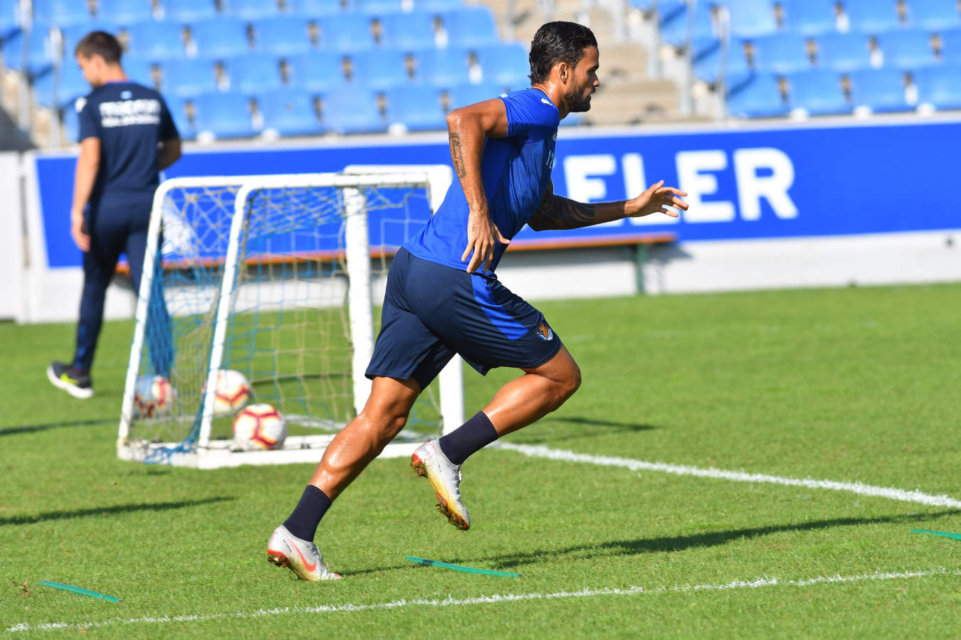 Willian José es la principal novedad en la convocatoria de la Real Sociedad para visitar al Huesca. El delantero brasileño es uno de los 19 jugadores que viajará para enfrentarse mañana viernes al conjunto recién ascendido.